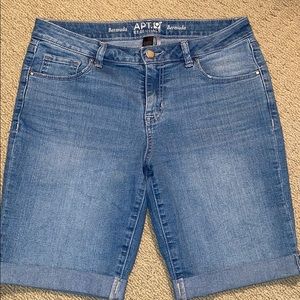 Women’s sz 8 Bermuda shorts